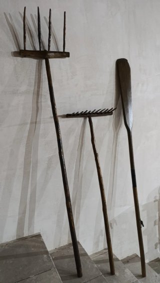 Antigüedades: Rastrillo, Pala y Horca.