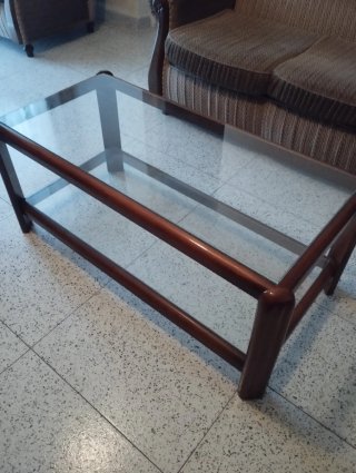 Mesa de salón y auxiliar. Madera y cristal.