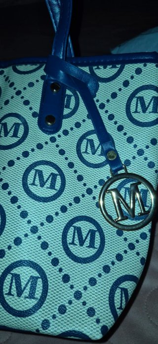 Bolso beige y azul con monograma
