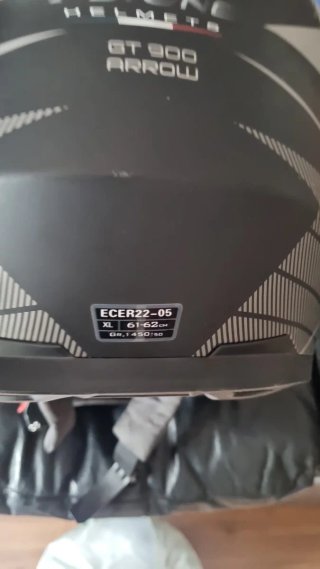 Cascos de Moto Negros y Rojos