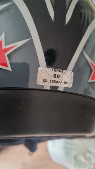 Cascos de Moto Negros y Rojos