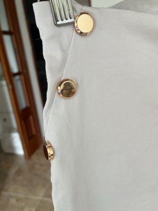 Pantalón pirata blanco con botones dorados