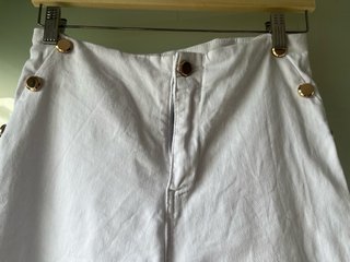Pantalón pirata blanco con botones dorados