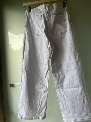 Pantalón pirata blanco con botones dorados