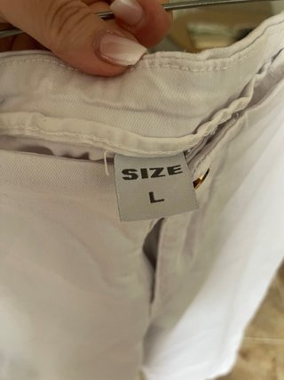 Pantalón pirata blanco con botones dorados