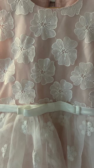Vestido niña rosa con flores blancas