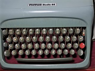 Máquina de escribir Olivetti Studio 44