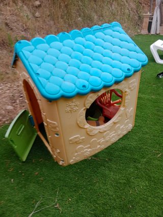 Caseta de juego infantil de plástico..