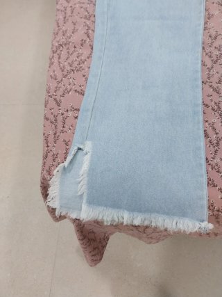 Pantalón vaquero ancho deshilachado
