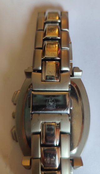 Reloj de pulsera dorado y plateado
