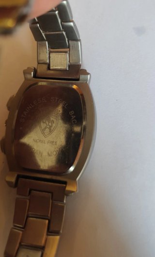 Reloj de pulsera dorado y plateado