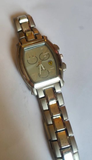 Reloj de pulsera dorado y plateado
