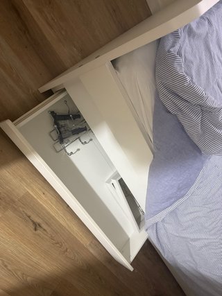 Cama infantil blanca con armario empotrado