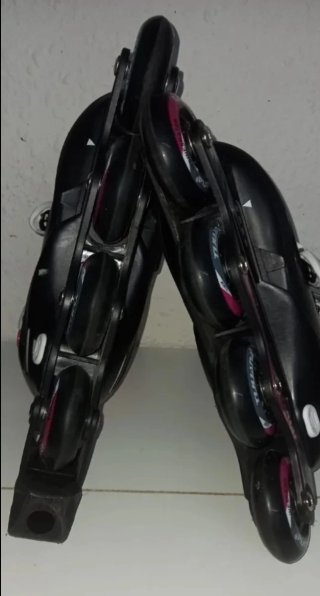 Patines en línea rosas y negros