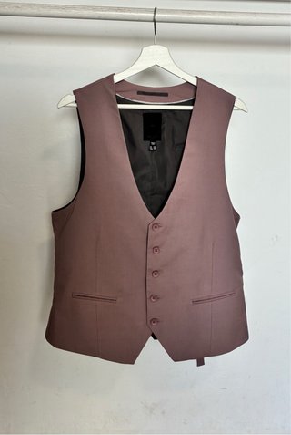 Traje rosa de tres piezas