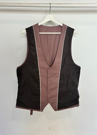 Traje rosa de tres piezas