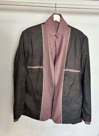 Traje rosa de tres piezas