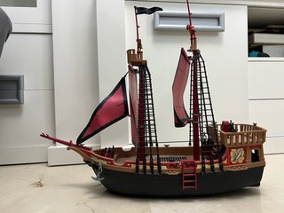 Playmobil Barco Pirata con Velas Rojas