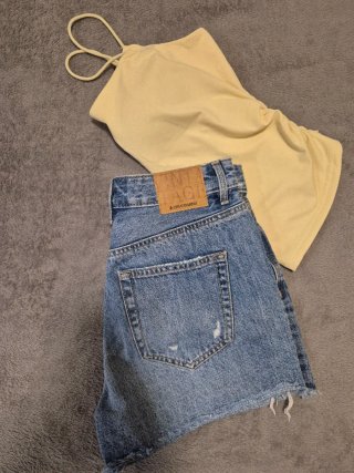 Top amarillo y shorts vaqueros rotos t.36