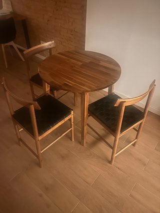 Mesa redonda y 3 sillas de madera
