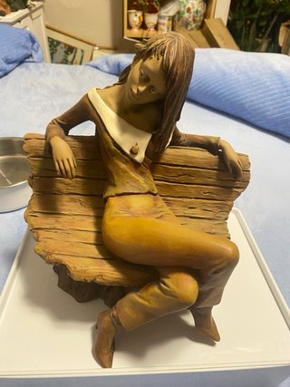 Figura chica sentada en banco PAOR