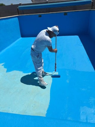 Reparación y pintura de piscinas de fibras
