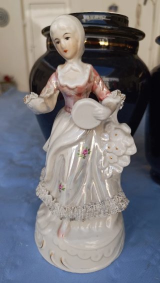 Figuras de porcelana de pareja tocando música