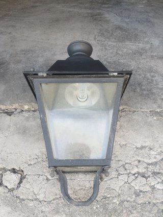 Farola de metal y cristal