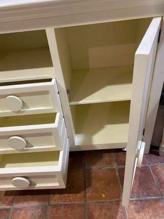 Cómoda de madera maciza, para habitación infantil.
