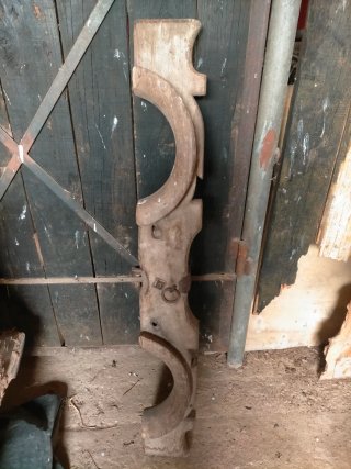 Pieza antigua de madera y metal