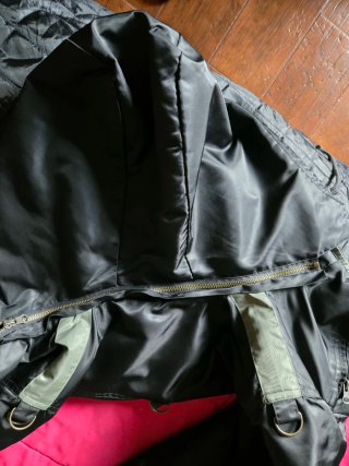 Gabardina elegante preta com cinto