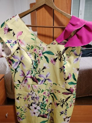 Vestido de fiesta amarillo con volantes