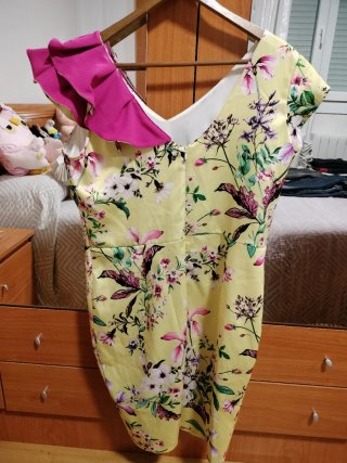 Vestido de fiesta amarillo con volantes