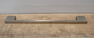 Cinco asas/tiradores para muebles en acero inox.
