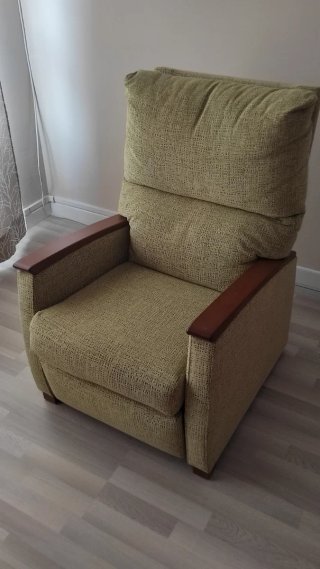 Sillón reclinable de tela y madera