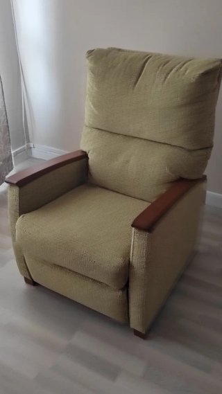 Sillón reclinable de tela y madera