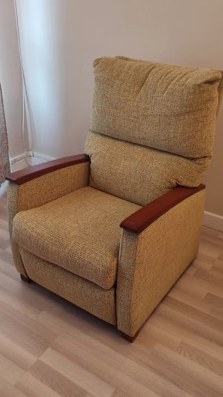 Sillón reclinable de tela y madera