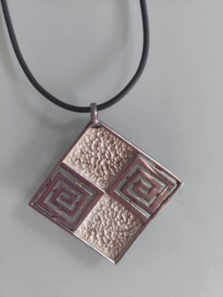 Colgante con motivos celtas