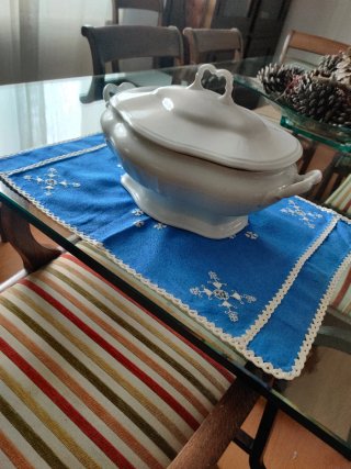 Vajilla de porcelana blanca y mantel azul