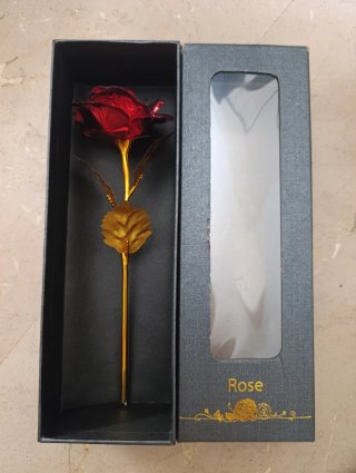 Rosa artificial roja con tallo dorado