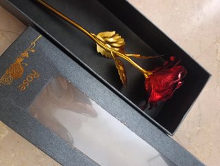 Rosa artificial roja con tallo dorado