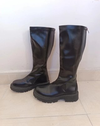 Botas altas negras con cremallera