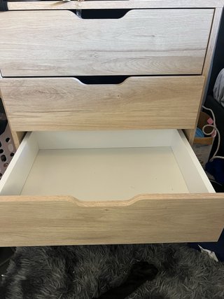 Mesa de noche de madera clara