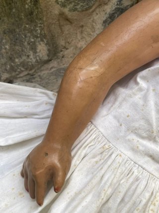 Preciosa muñeca antigua cartón piedra