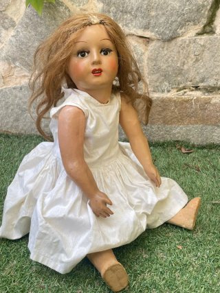 Preciosa muñeca antigua cartón piedra