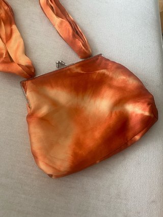 Bolso de mano con pañuelo anudado