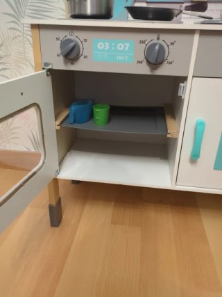 Cocinita de madera con accesorios