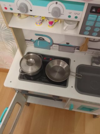 Cocinita de madera con accesorios