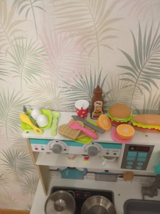 Cocinita de madera con accesorios