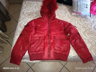 Giubbotto rosso con cappuccio